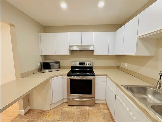 50 Winchester St, Unit 306 in Brookline, MA - Building Photo - Building Photo