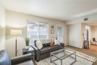 3225 Kinsrow Ave in Eugene, OR - Building Photo - Building Photo