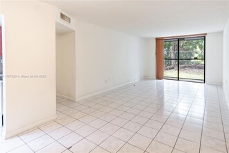 9460 Fontainebleau Blvd, Unit 134 in Miami, FL - Building Photo - Building Photo