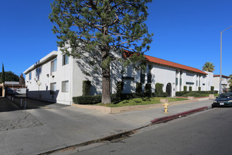 6907 Whitsett Ave in North Hollywood, CA - Building Photo - Building Photo