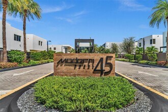 9870 NW 74th Terrace in Doral, FL - Building Photo - Building Photo