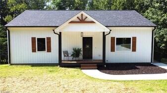 148 Buena Vista Dr in Pilot Mountain, NC - Building Photo