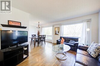 5305 Glen Erin Dr in Mississauga, ON - Building Photo - Building Photo