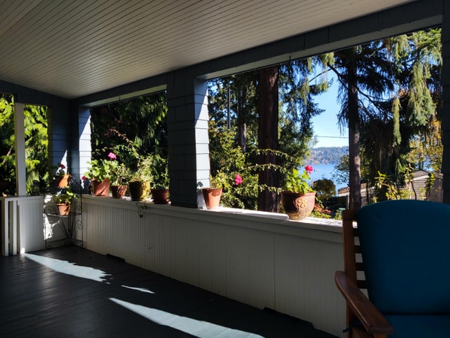 9727 Lake Shore Blvd NE