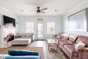 998 Dolly St in Port Bolivar, TX - Building Photo