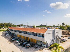 13381-13415 Memorial Hwy in Miami, FL - Building Photo - Building Photo