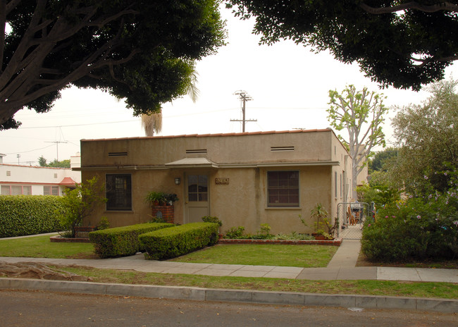 2450 Oak St. in Santa Monica, CA - Foto de edificio - Building Photo