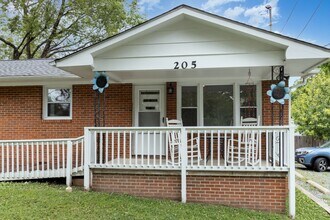 205 Sunset Dr in Chapel Hill, NC - Building Photo - Building Photo