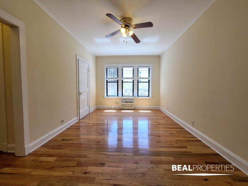 744 W Addison St in Chicago, IL - Building Photo