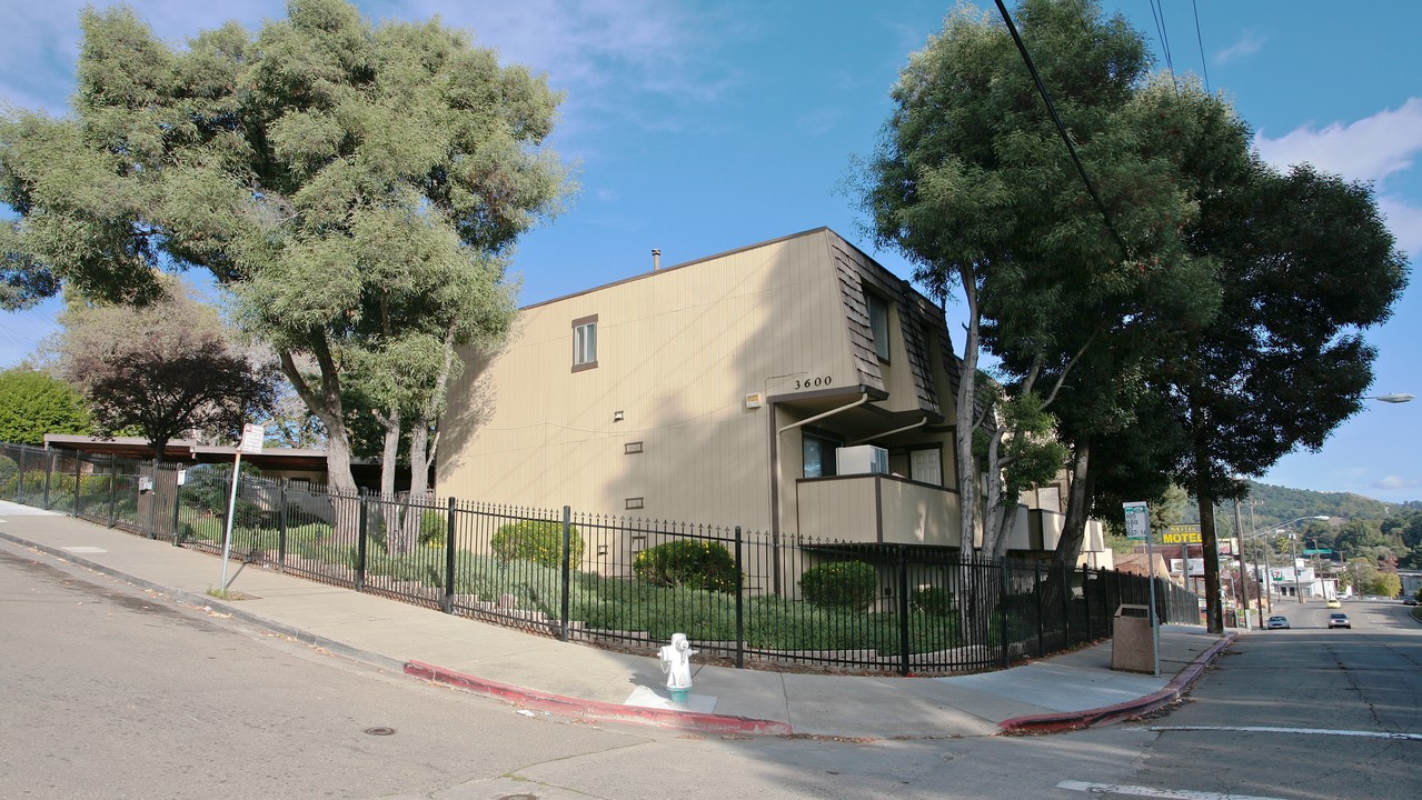 3910 Green Acre in Oakland, CA - Building Photo