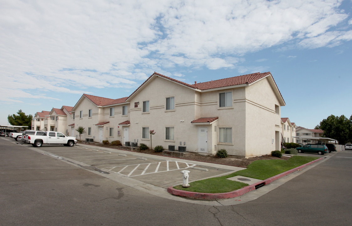 Casa Del Sol in Hanford, CA - Building Photo