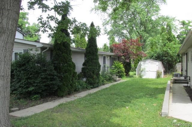 2876 Stennett St in Keego Harbor, MI - Building Photo