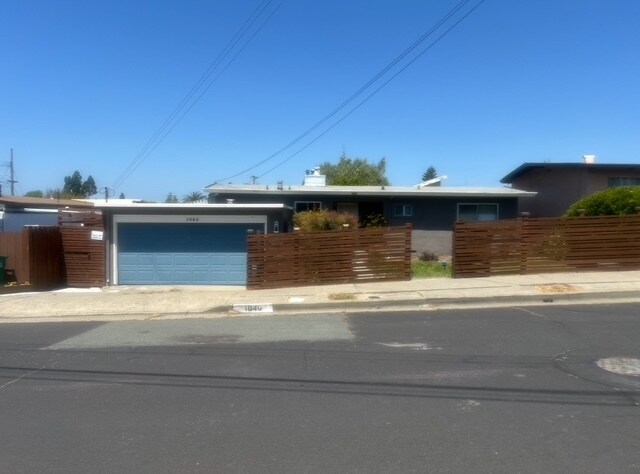 1040 E Meadow Ave in Pinole, CA - Building Photo