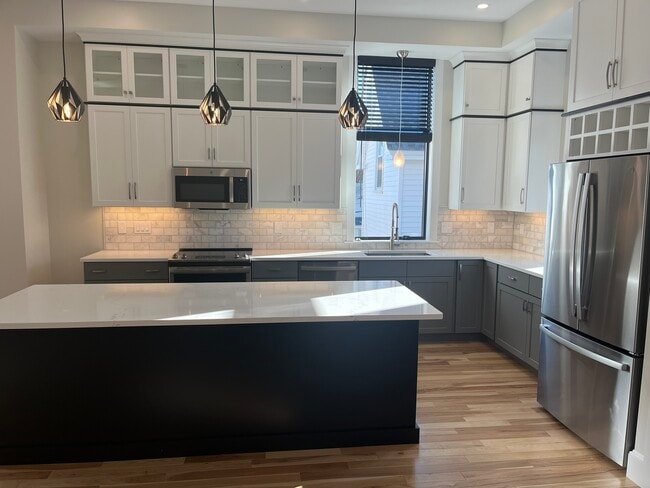 16 Pierce St, Unit Apt #4 in Dover, NH - Building Photo - Building Photo