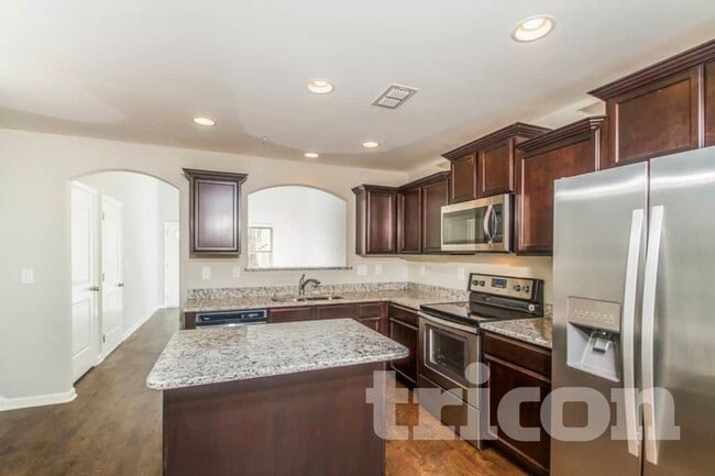 1093 Neeleys Bend E in Spring Hill, TN - Foto de edificio - Building Photo