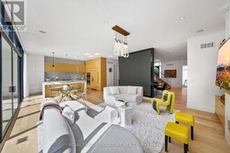 17 Nesbitt Dr in Toronto, ON - Building Photo - Building Photo