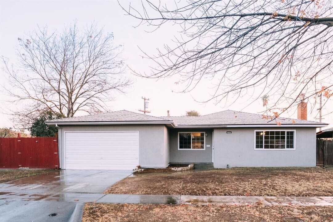 4888 E Carmen Ave in Fresno, CA - Building Photo