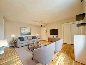 110 Lanark Rd, Unit 8 in Boston, MA - Foto de edificio - Building Photo