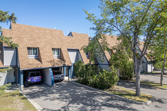 15 Ventura Ln NE in Calgary, AB - Building Photo - Building Photo