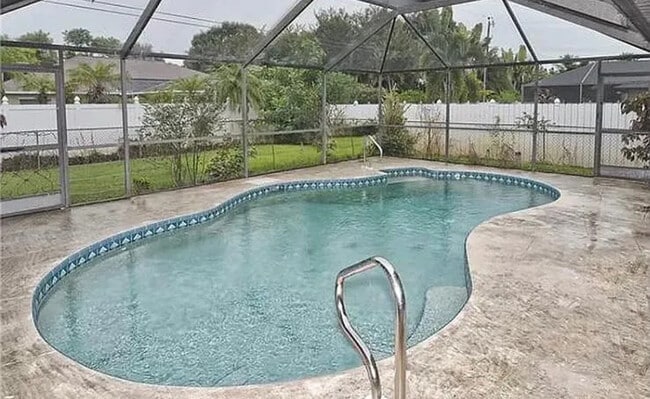 313 SE 33rd St in Cape Coral, FL - Foto de edificio - Building Photo