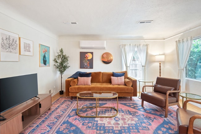 14004 SE River Rd in Milwaukie, OR - Foto de edificio - Building Photo