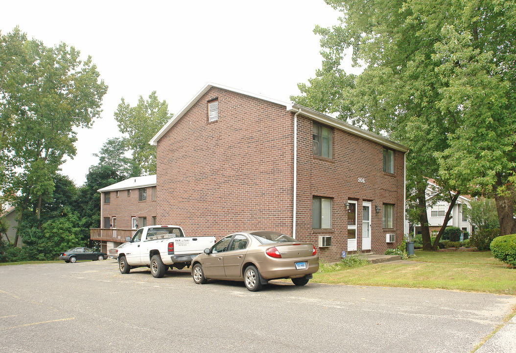 206 Blakeslee St in Bristol, CT - Foto de edificio