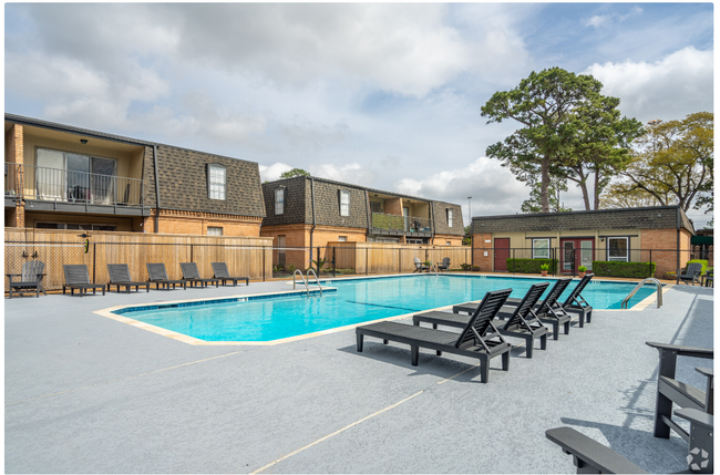 Longfellow Apartments in Beaumont, TX - Building Photo - Building Photo
