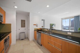 1050 Brickell Ave, Unit 2302 in Miami, FL - Building Photo - Building Photo