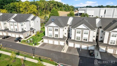 33 Veterans Wy in Morris Plains, NJ - Building Photo - Building Photo