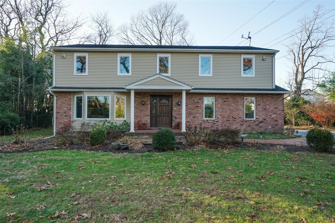 1041 Glen Cove Ave in Roslyn, NY - Building Photo