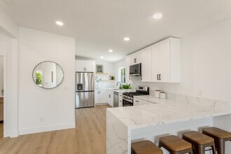 820 Iris Ave in Imperial Beach, CA - Foto de edificio - Building Photo