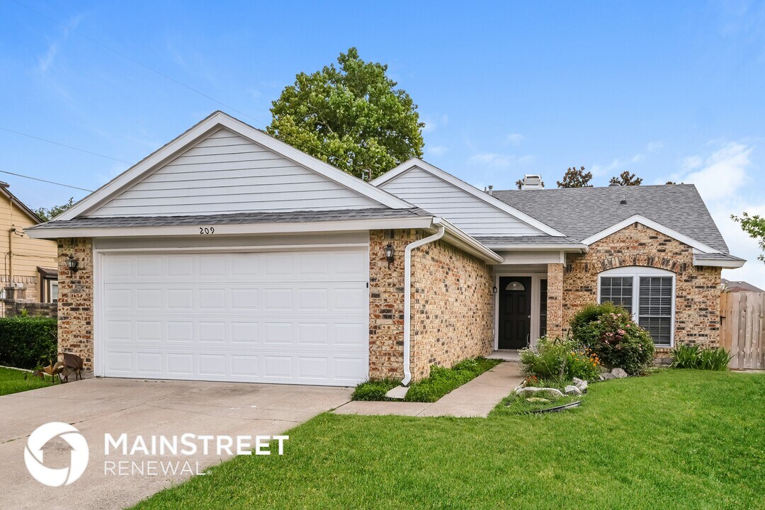 209 Wilshire Dr in Glenn Heights, TX - Foto de edificio