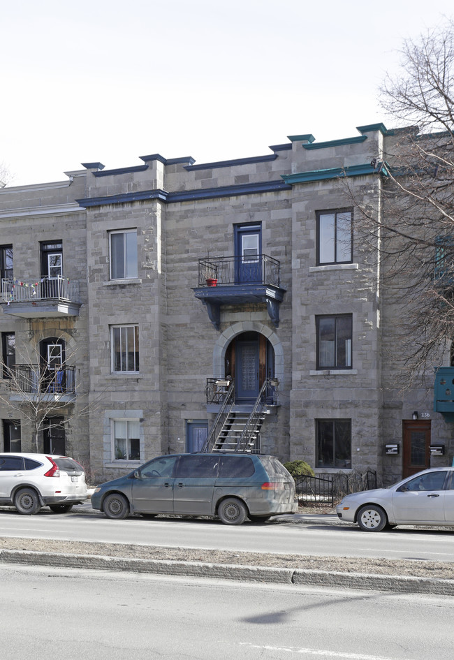 230 Saint-Joseph O in Montréal, QC - Building Photo - Primary Photo