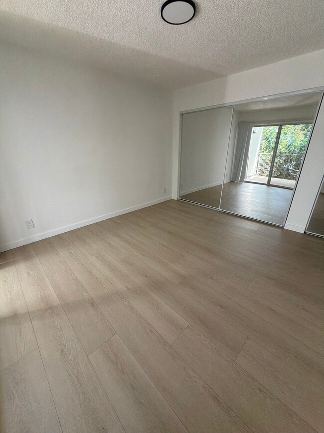 Regency Apartments in Woodland Hills, CA - Building Photo - Building Photo