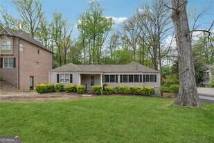 2116 E Roxboro Rd NE in Atlanta, GA - Building Photo