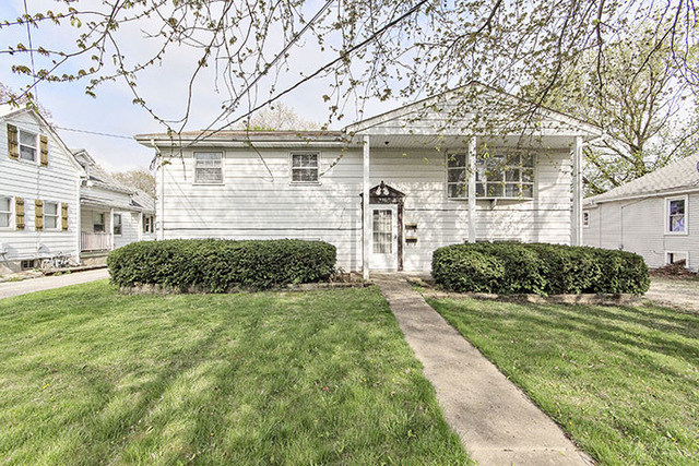920 Wheeler St in Woodstock, IL - Building Photo