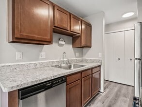 Glenwood Apartments in Clinton Township, MI - Foto de edificio - Building Photo