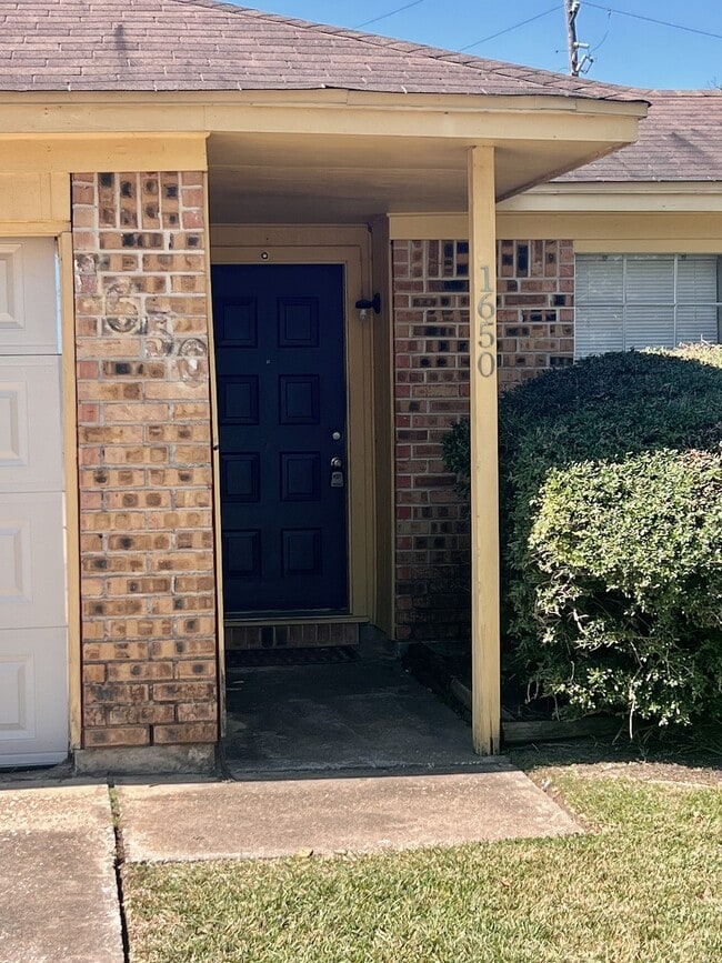 1650 Shirley Cir in Beaumont, TX - Building Photo - Building Photo