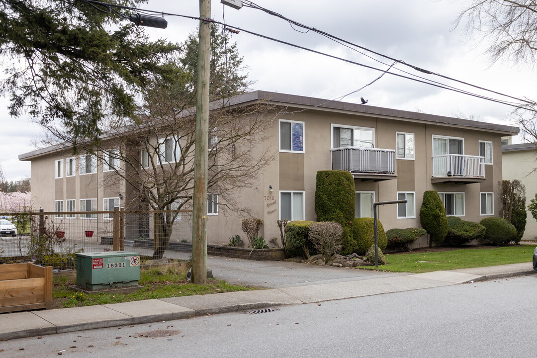 7016 Linden Av in Burnaby, BC - Building Photo