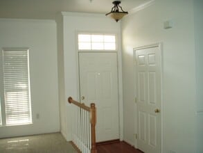 6117 Madison Crest Ct in Falls Church, VA - Building Photo - Building Photo