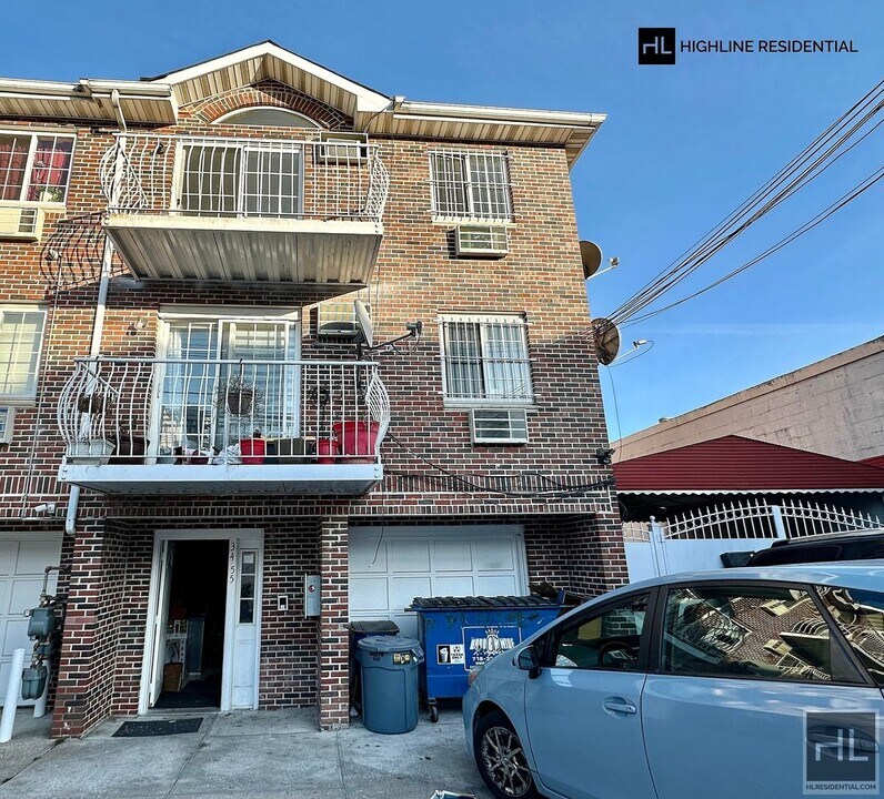 34-55-55 10th St in Queens, NY - Building Photo