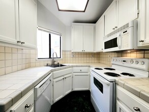 939 Laurel St in San Carlos, CA - Building Photo - Building Photo