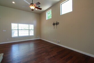 2102 Laura Ct in Round Rock, TX - Building Photo - Building Photo
