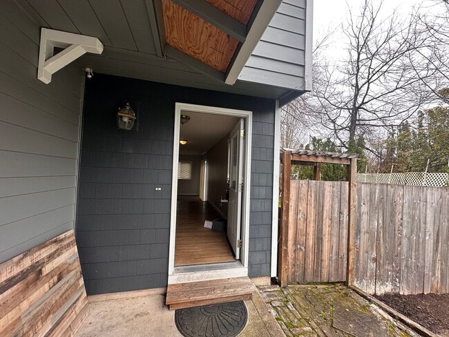 912-916-916 NE Hacienda Ct in Gresham, OR - Building Photo - Building Photo