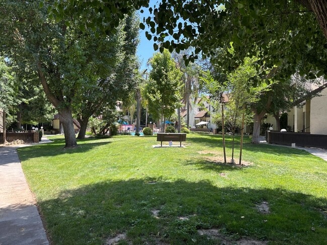 2890 E Huntington Blvd in Fresno, CA - Building Photo - Building Photo