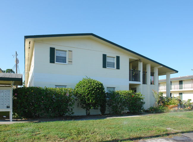 1721 Dixon Blvd in Cocoa, FL - Foto de edificio - Building Photo