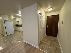 630 S Hawley Rd in Milwaukee, WI - Foto de edificio - Building Photo