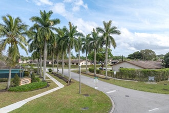 Pine Ridge South I in Greenacres, FL - Foto de edificio - Building Photo