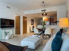 1060 Brickell Ave, Unit 2413 in Miami, FL - Foto de edificio - Building Photo