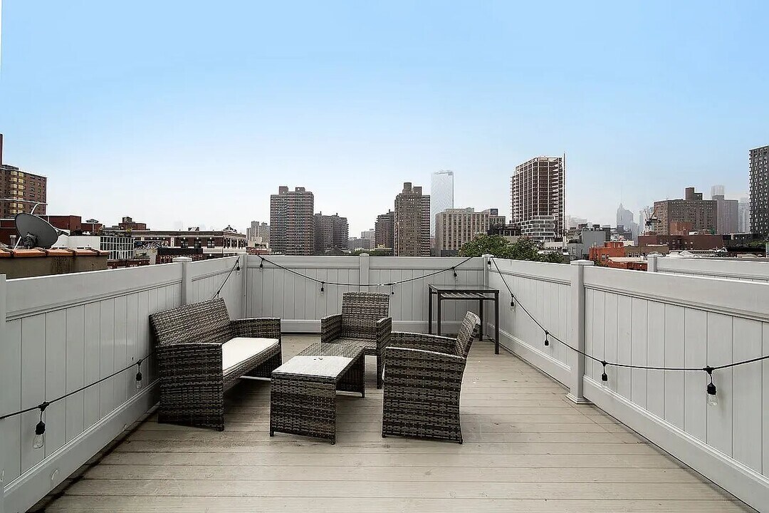 202 E 13th St in New York, NY - Building Photo